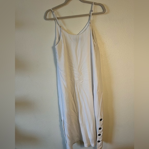 White dress with buttons on the side - Picture 2 of 4